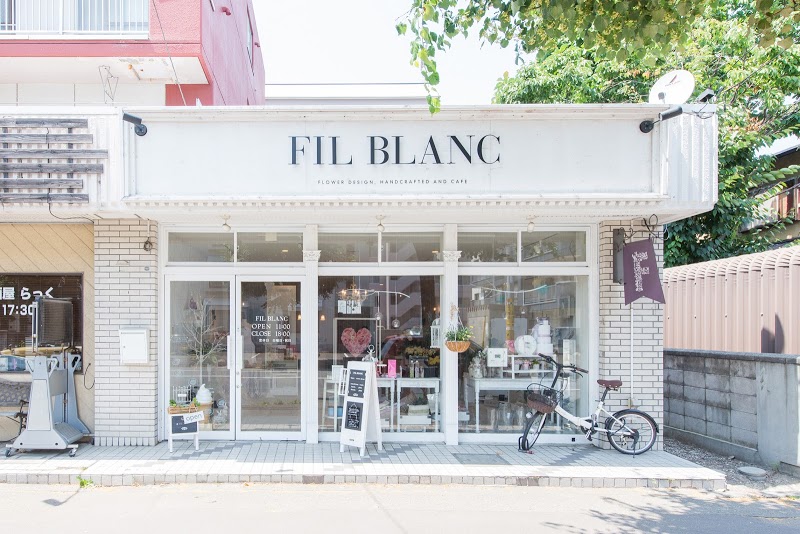 FIL BLANC　フィルブラン　札幌豊平区の花屋　セレクトした雑貨や家具もディスプレイ